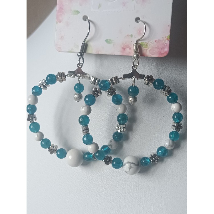 Créoles Howlite et Apatite bleue "Equilibre émotionnel" Créoles Howlite et Apatite bleue "Equilibre émotionnel"