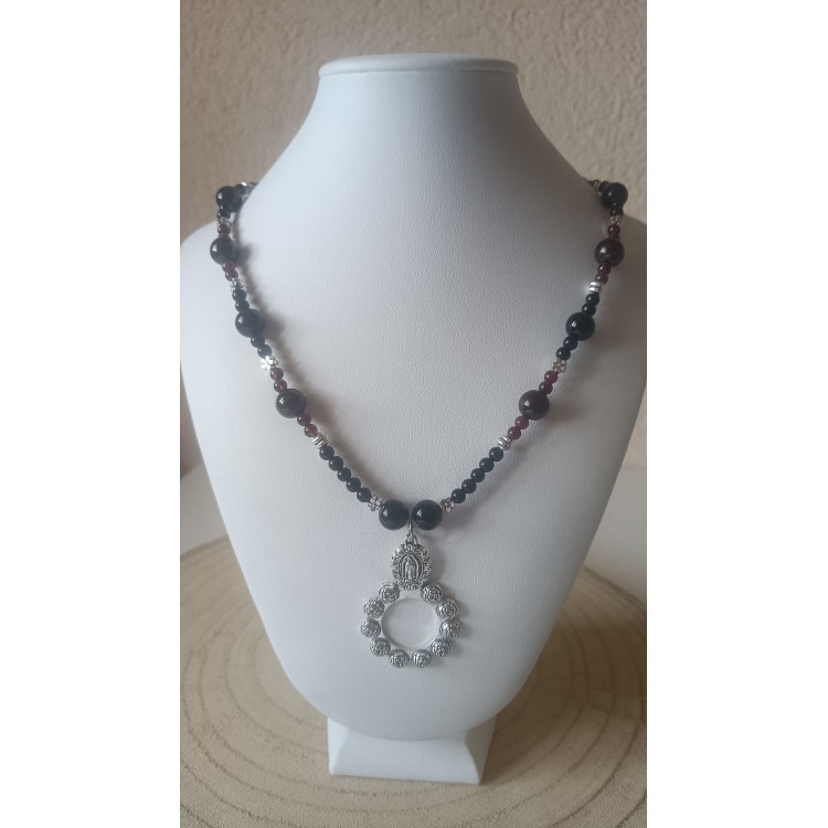Collier "Notre-Dame de Guadalupe" Onyx et Grenat rouge "Compassion - Joie - Résistance Collier "Notre-Dame de Guadalupe" Onyx et Grenat rouge "Compassion - Joie - Résistance