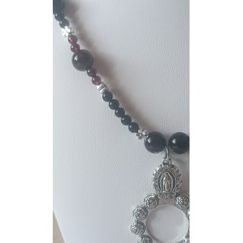 Collier "Notre-Dame de Guadalupe" Onyx et Grenat rouge "Compassion - Joie - Résistance