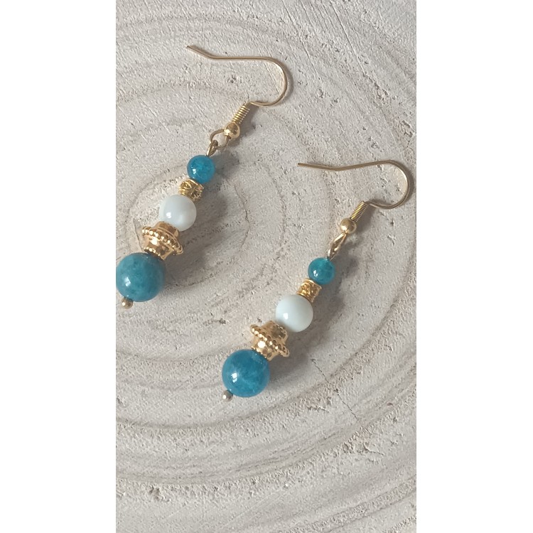 Boucles d'oreilles "Apaisement et tendresse" Nacre bleutée et Apatite bleue Boucles d'oreilles "Apaisement et tendresse" Nacre bleutée et Apatite bleue